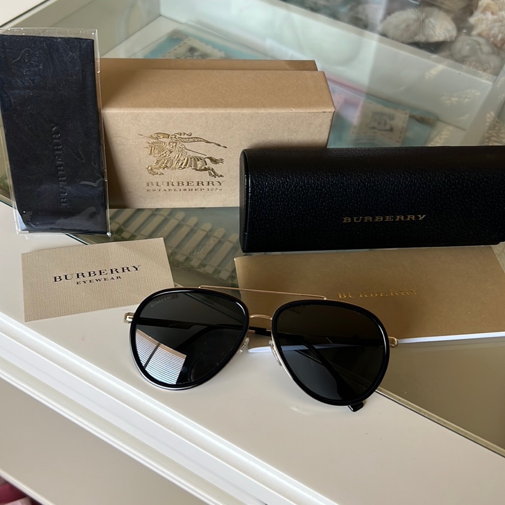 Burberry black gold Aviator polarized sunglasses